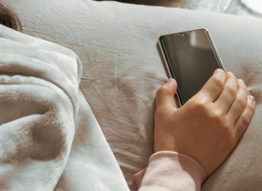 スマホを片手に寝落ちしている人