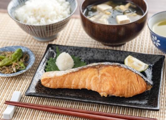 ごはんや焼き魚を含んだ朝食