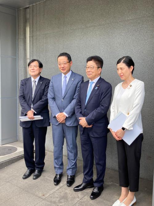 左から、日本調剤 小柳利幸 取締役、日本調剤 三津原庸介 代表取締役、加藤勝信厚生労働大臣・本田顕子厚生労働大臣政務官の集合写真