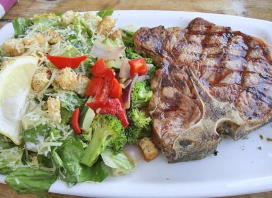 サラダと肉が乗ったプレート