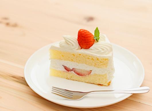 カットしたショートケーキ
