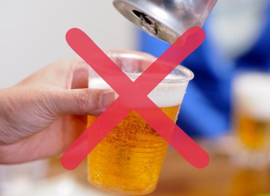 ビールを飲もうとする人