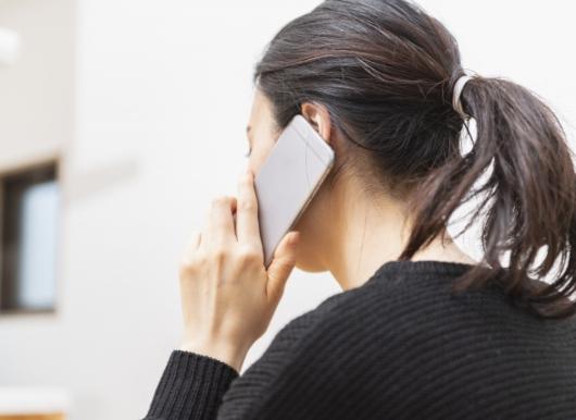 スマホで電話をかける女性