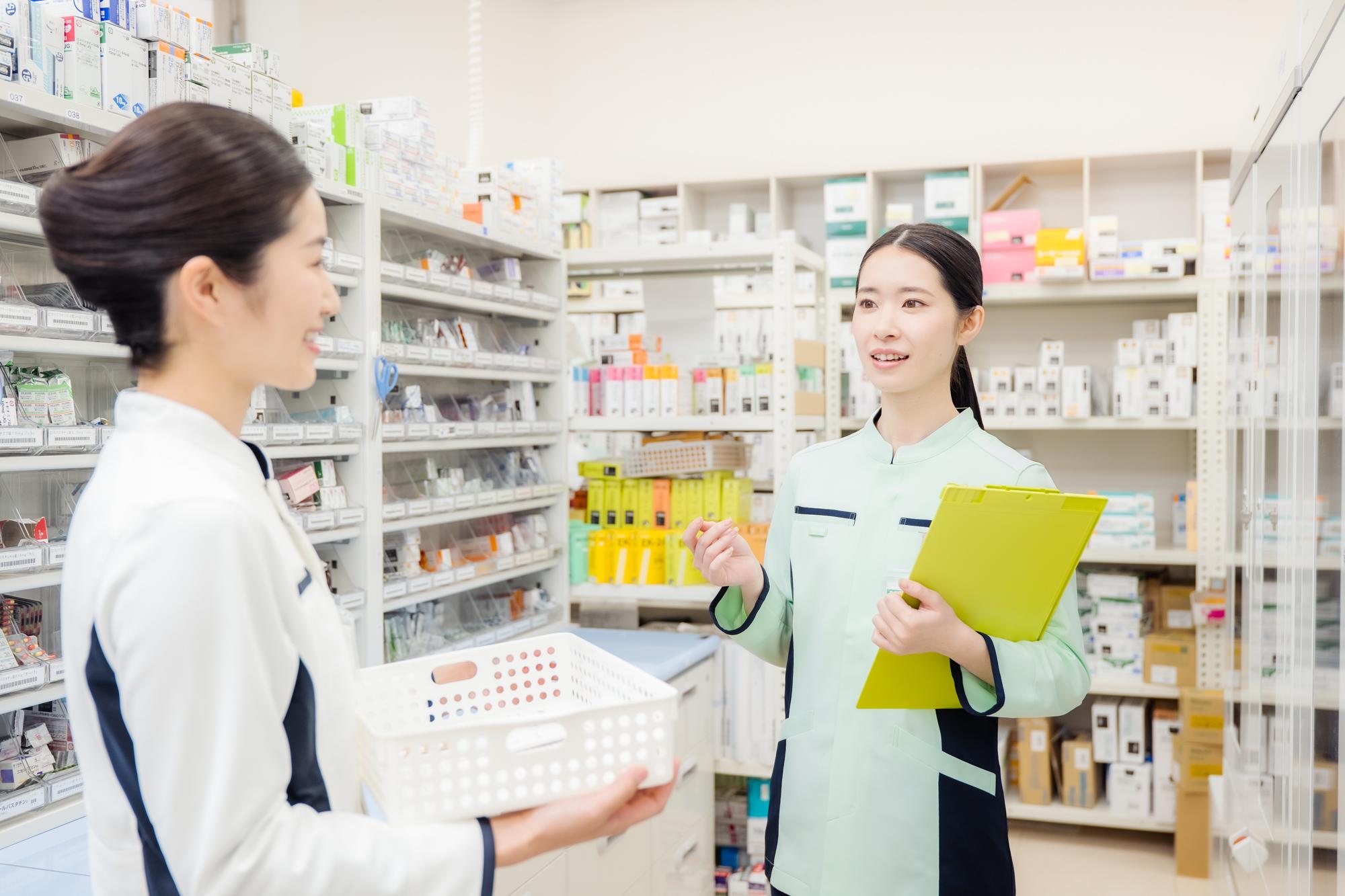 管理栄養士が薬剤師と相談している様子
