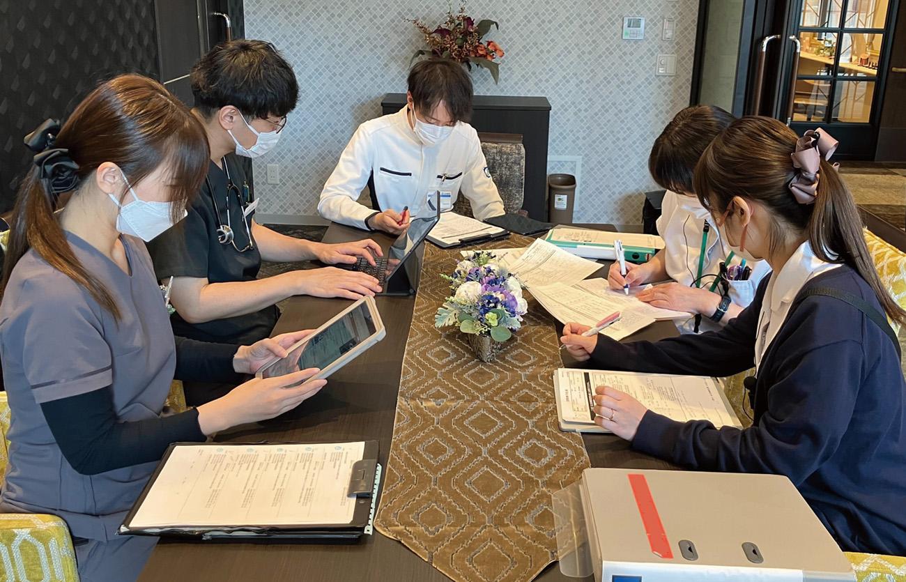 医師、看護師と相談する薬剤師