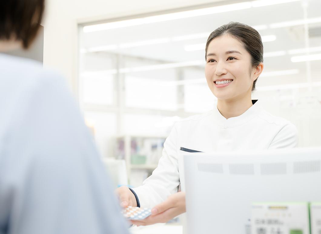 服薬指導を行う女性薬剤師