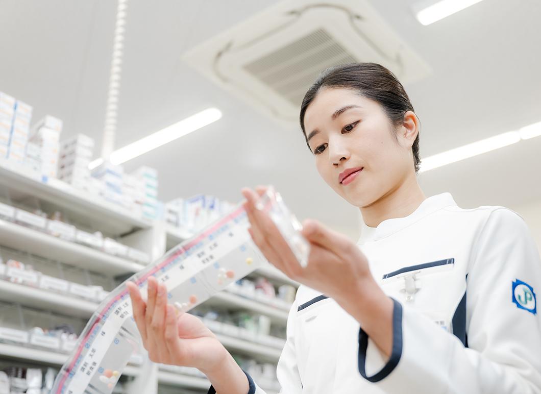 一包化された薬剤を鑑査する薬剤師