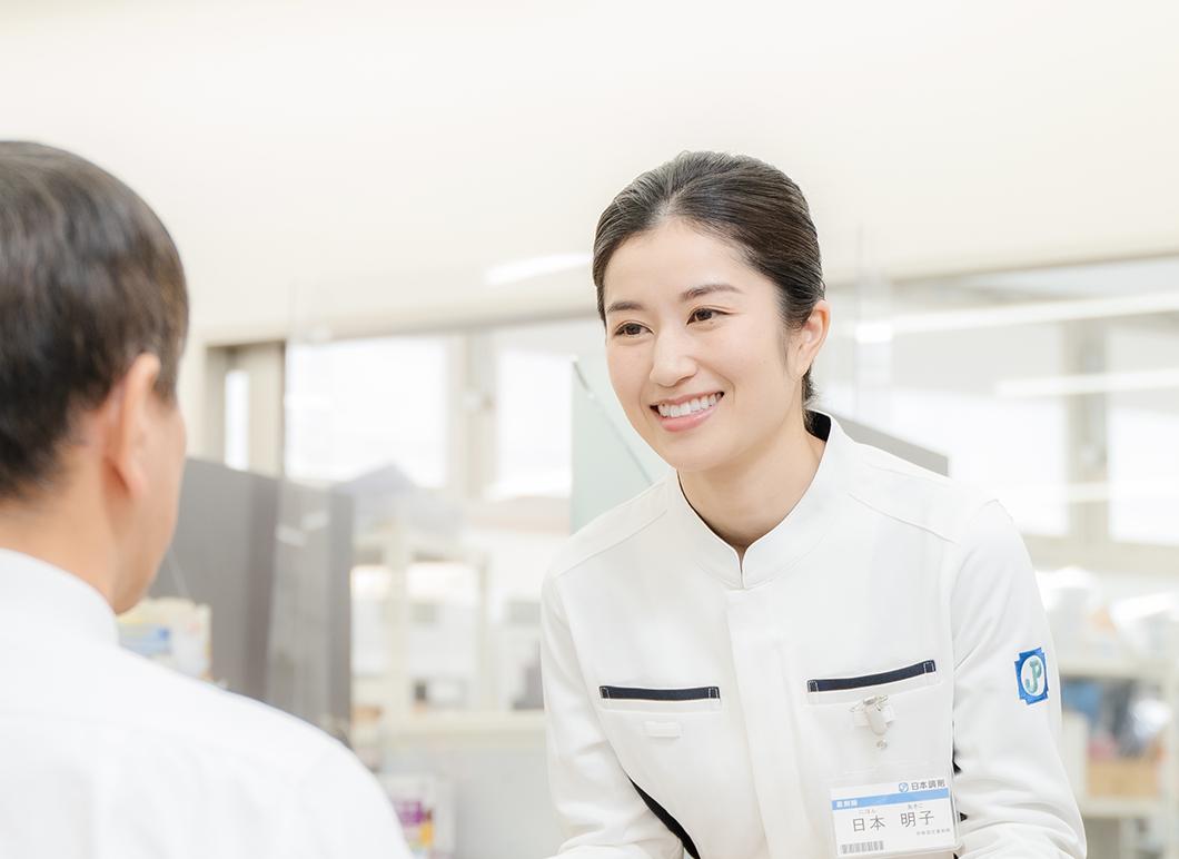 待合スペースにいる患者さまにお声掛けする薬剤師