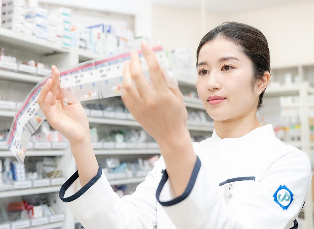 一包化された薬剤を鑑査する女性薬剤師