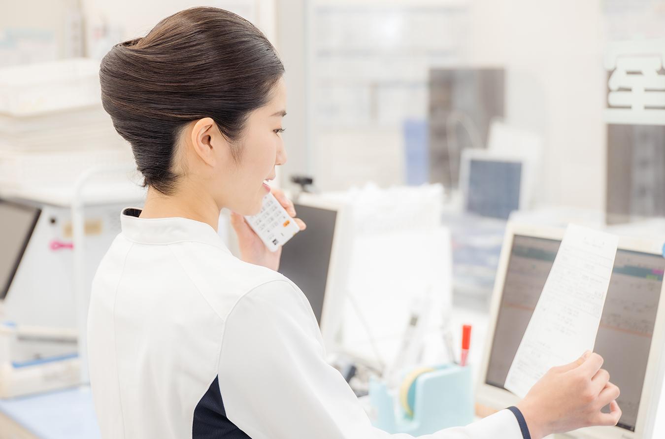 処方箋の確認をして電話をする薬剤師