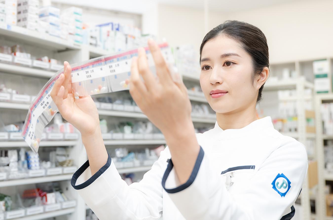 一包化された薬剤を鑑査する薬剤師