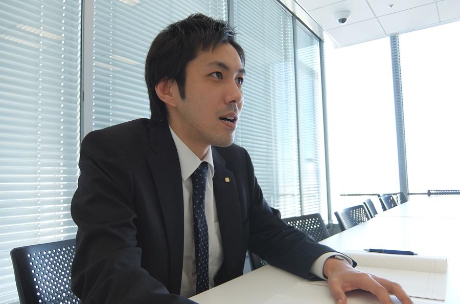 セルフメディケーションについて説明する薬剤師